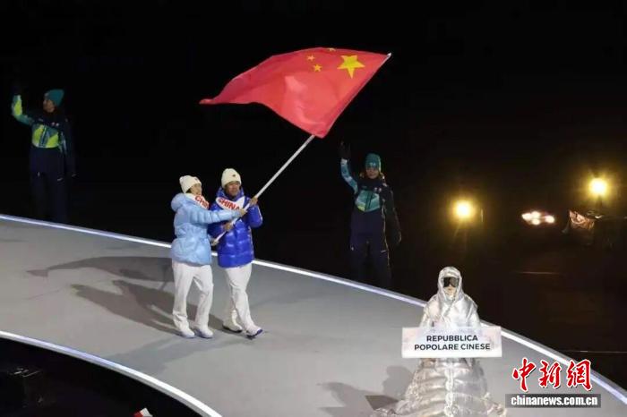米兰冬奥会中国代表团亮相 宁忠岩张楚桐携手引