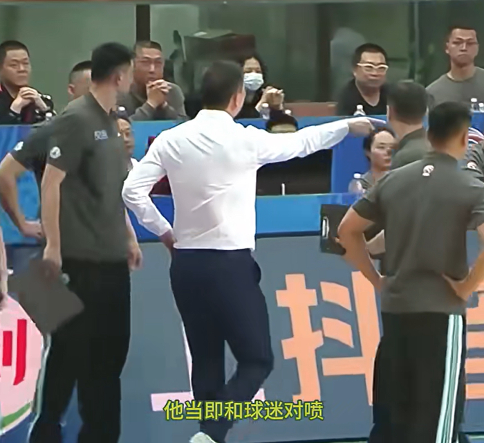 青岛主帅刘维伟怒斥福建球迷不尊重 或向CBA申诉