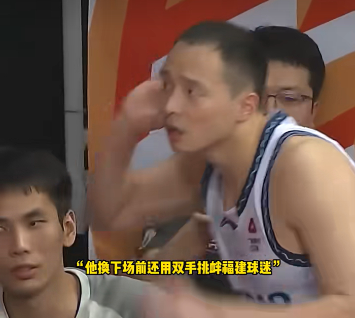 青岛主帅刘维伟怒斥福建球迷不尊重 或向CBA申诉