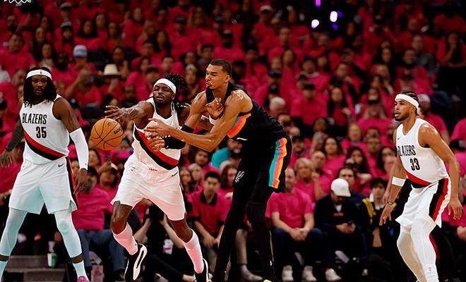 马刺大胜开拓者 格兰特低迷表现成败关键