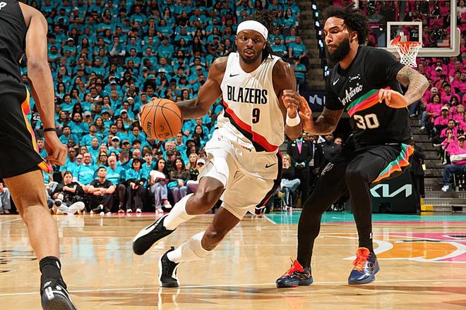 马刺大胜开拓者 格兰特低迷表现成败关键