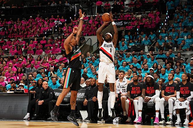 马刺大胜开拓者 格兰特低迷表现成败关键