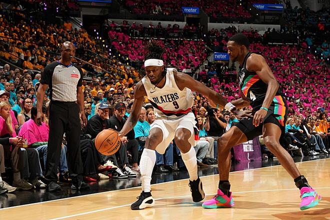 马刺大胜开拓者 格兰特低迷表现成败关键